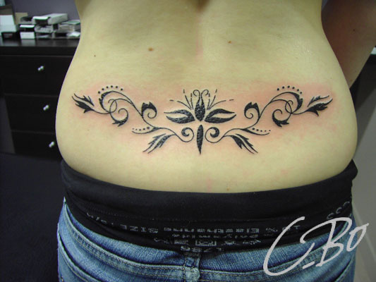 tatoo bas du dos arabesque