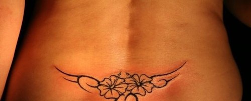 tatoo bas du dos arabesque