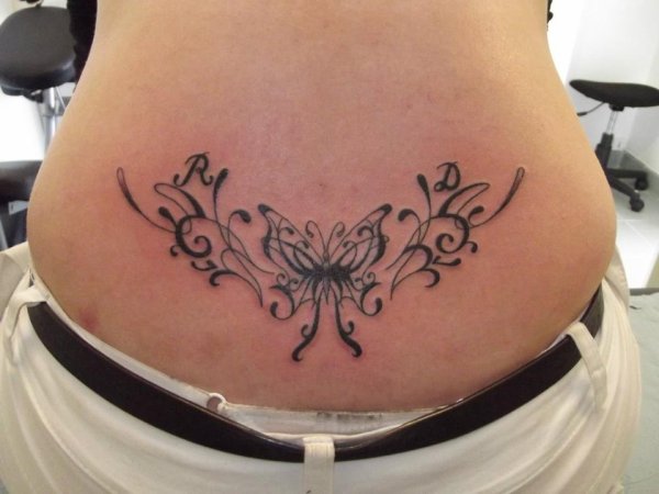 tatoo bas du dos femme papillon