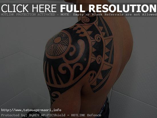 tatoo polynésien bras épaule
