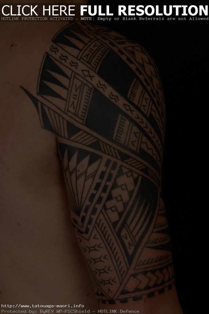 tatoo polynésien bras épaule