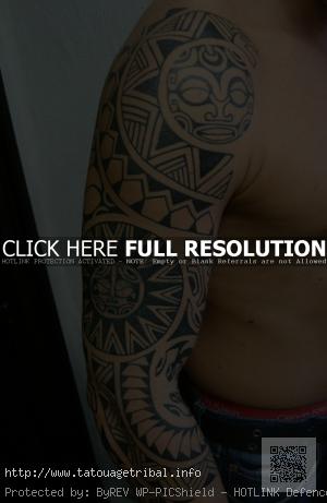 tatoo polynésien bras épaule