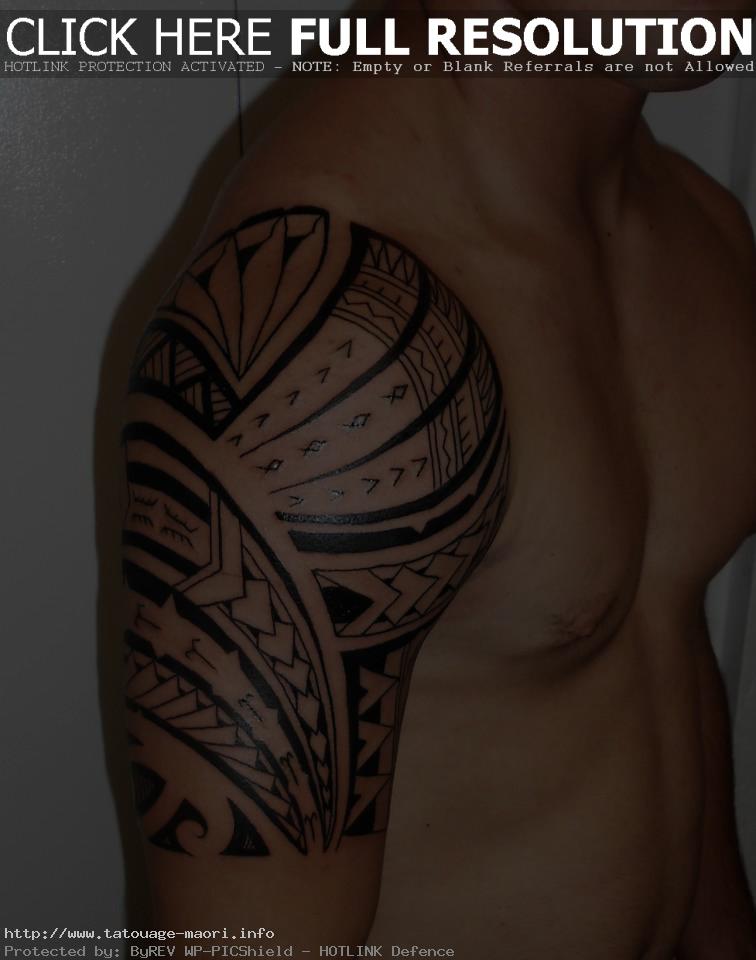 tatoo polynésien épaule bras