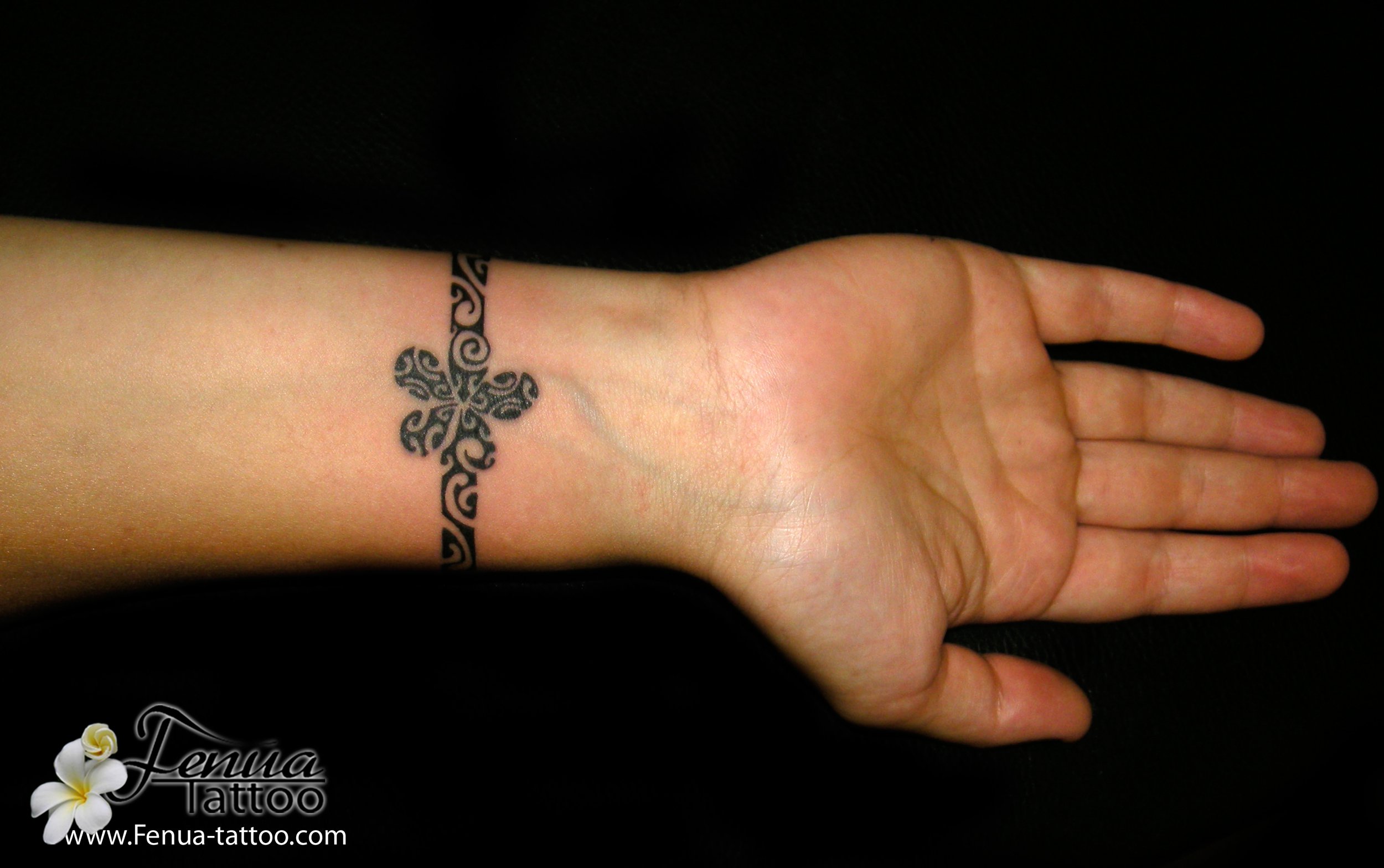 tatoo polynésien poignet femme