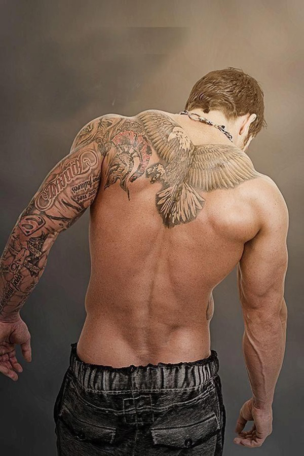 tatouage aigle pectoraux