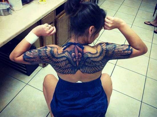 tatouage aile omoplate