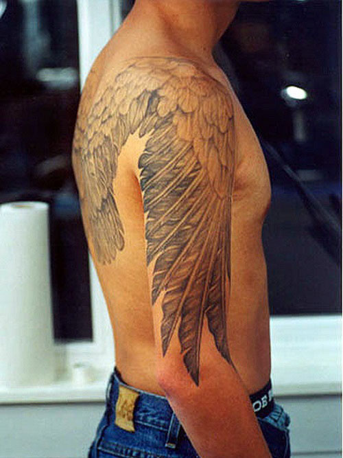tatouage aile omoplate