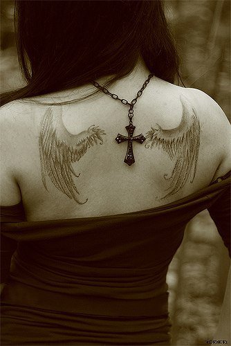 tatouage aile omoplate
