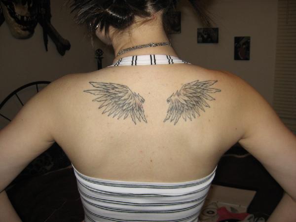 tatouage aile omoplate