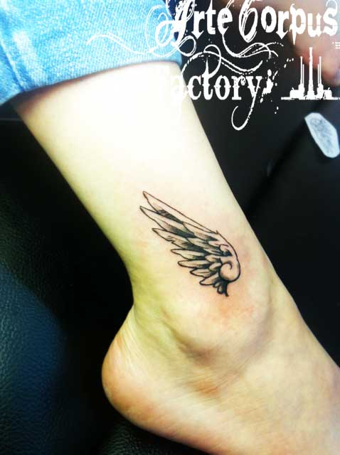 tatouage ailes chevilles