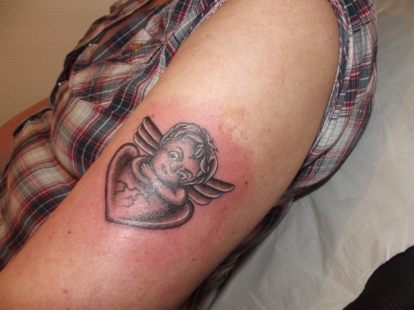 tatouage ange avec un coeur