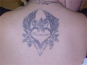 tatouage ange avec un coeur