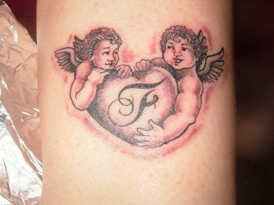 tatouage ange avec un coeur