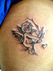 tatouage ange avec un coeur