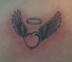 tatouage ange avec un coeur