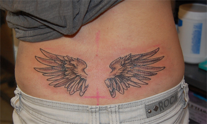tatouage ange bas des reins