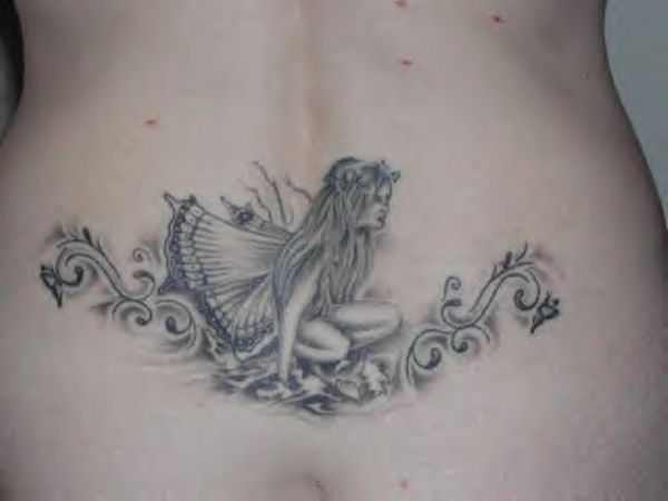 tatouage ange bas des reins