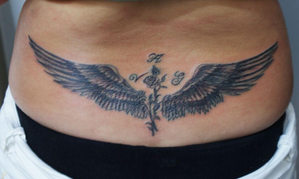 tatouage ange bas du dos femme
