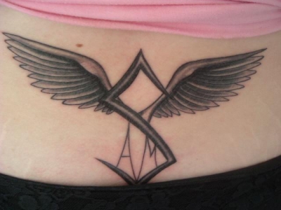 tatouage ange bas du dos femme
