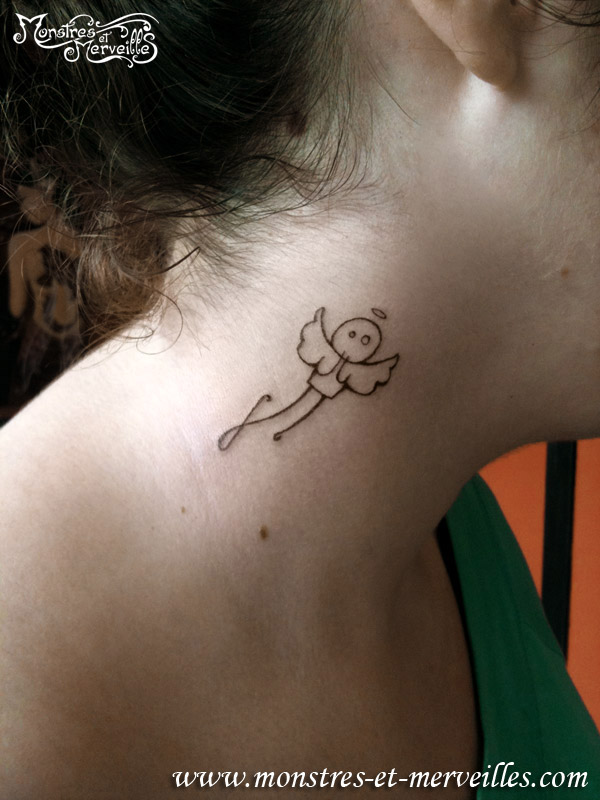 tatouage ange dans le cou