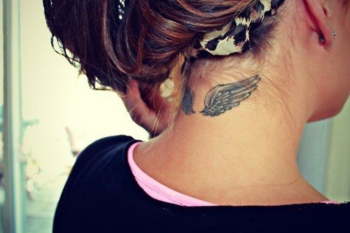 tatouage ange dans le cou