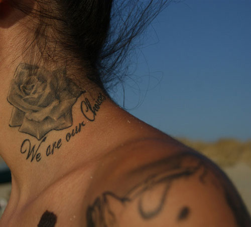 tatouage ange dans le cou