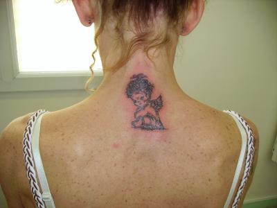tatouage ange dans le cou
