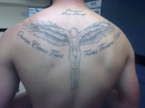 tatouage ange dans le dos