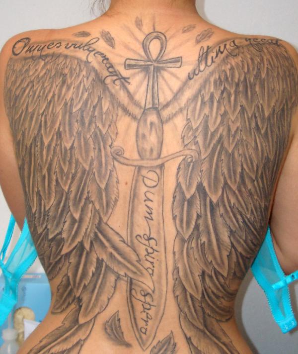 tatouage ange et croix