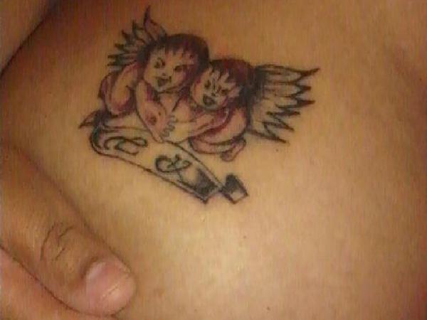 tatouage ange et lettre