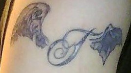 tatouage ange et lettre