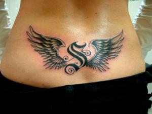 tatouage ange et lettre
