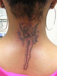 tatouage ange nuque
