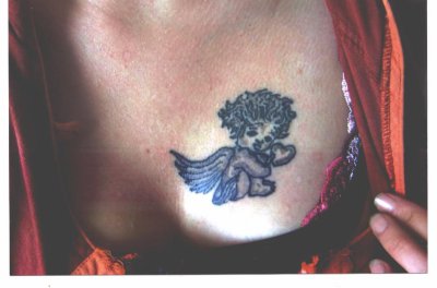Tatouage ange sur poitrine