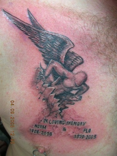 tatouage ange sur poitrine