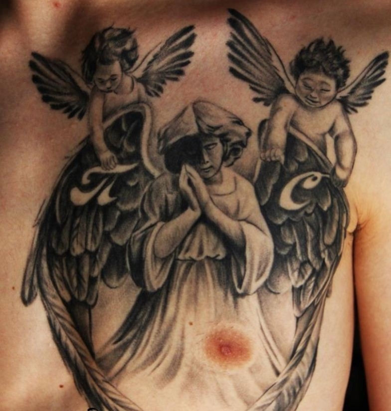 tatouage ange sur poitrine