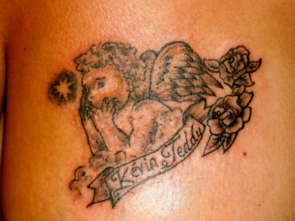 tatouage ange sur poitrine