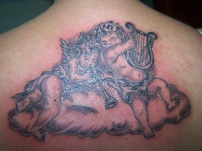tatouage ange sur un nuage