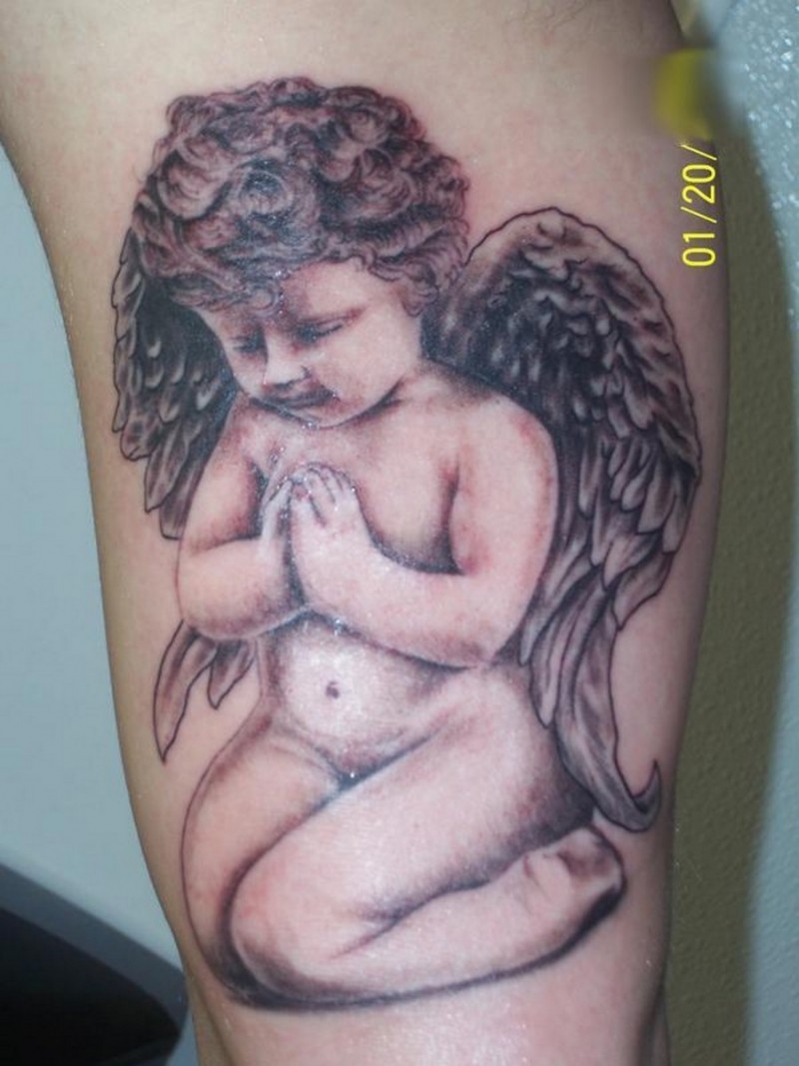 tatouage ange sur un nuage