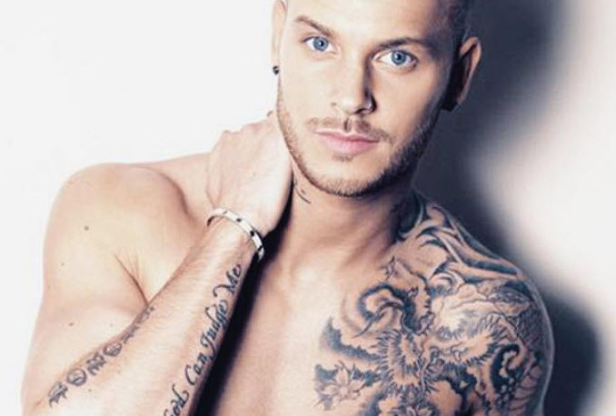 tatouage arabe pectoraux