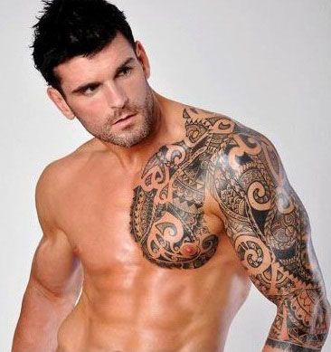 tatouage arabe pectoraux