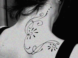 tatouage arabesque omoplate