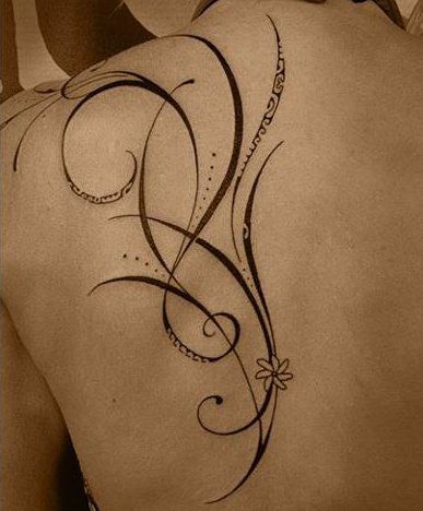 tatouage arabesque omoplate