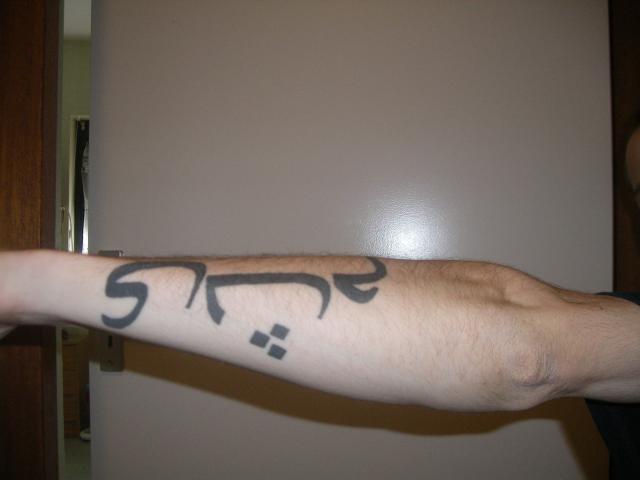 tatouage avant bras arabe