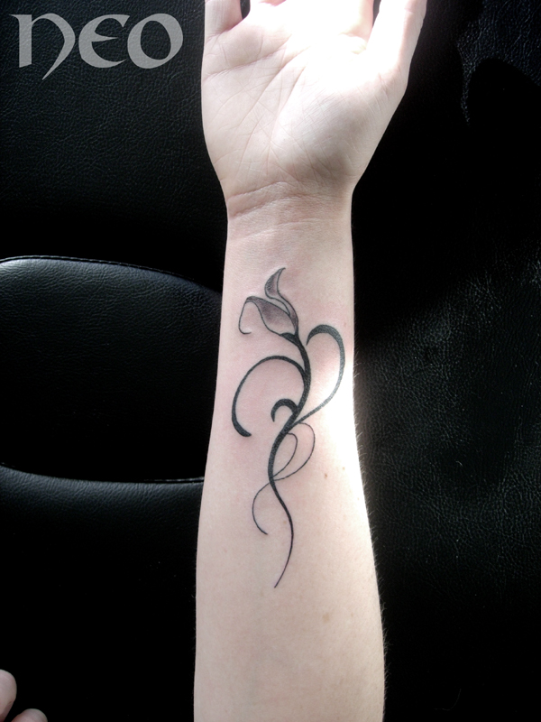 tatouage avant bras arabesque