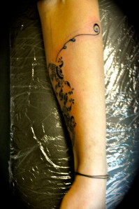tatouage avant bras arabesque