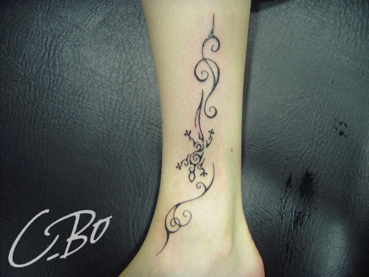 tatouage avant bras arabesque