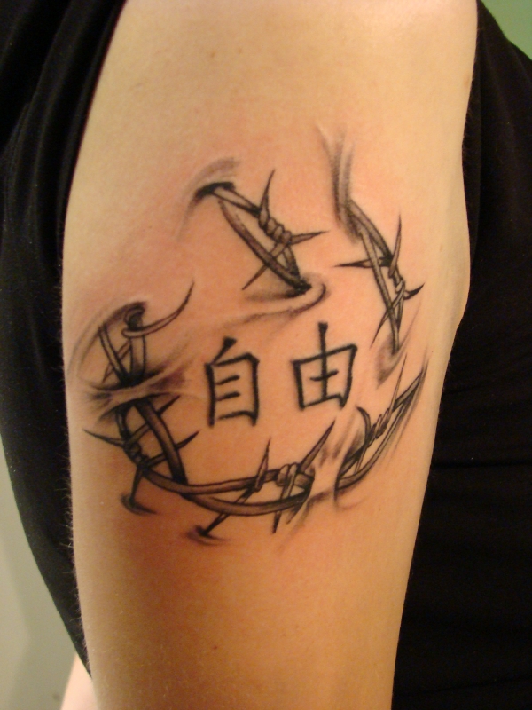 tatouage avant bras barbelé