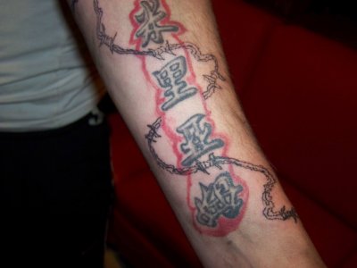 tatouage avant bras barbelé