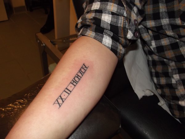 tatouage avant bras date naissance chiffre romain